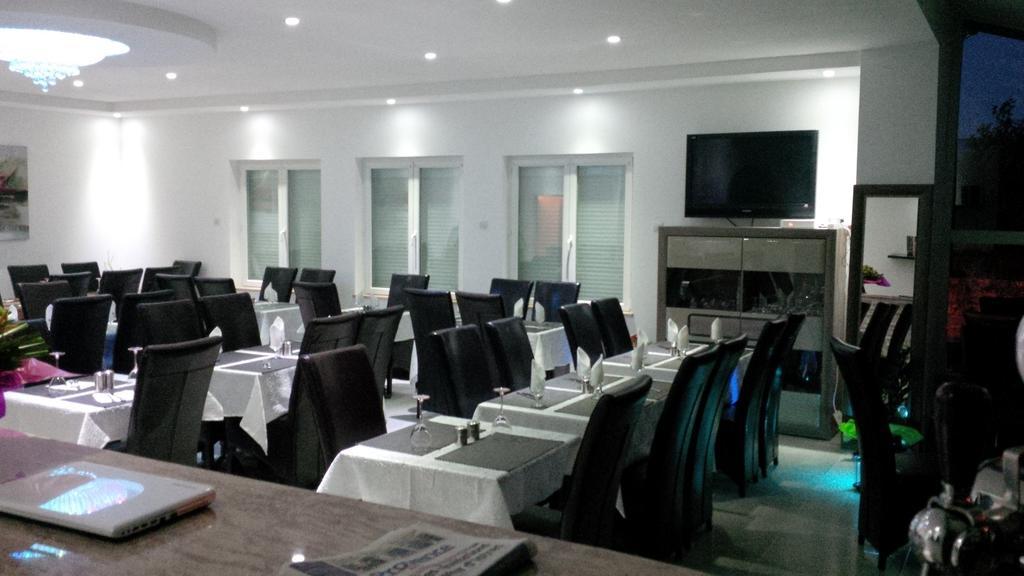 Hotel Restaurant Le Mistral Peipin Ngoại thất bức ảnh